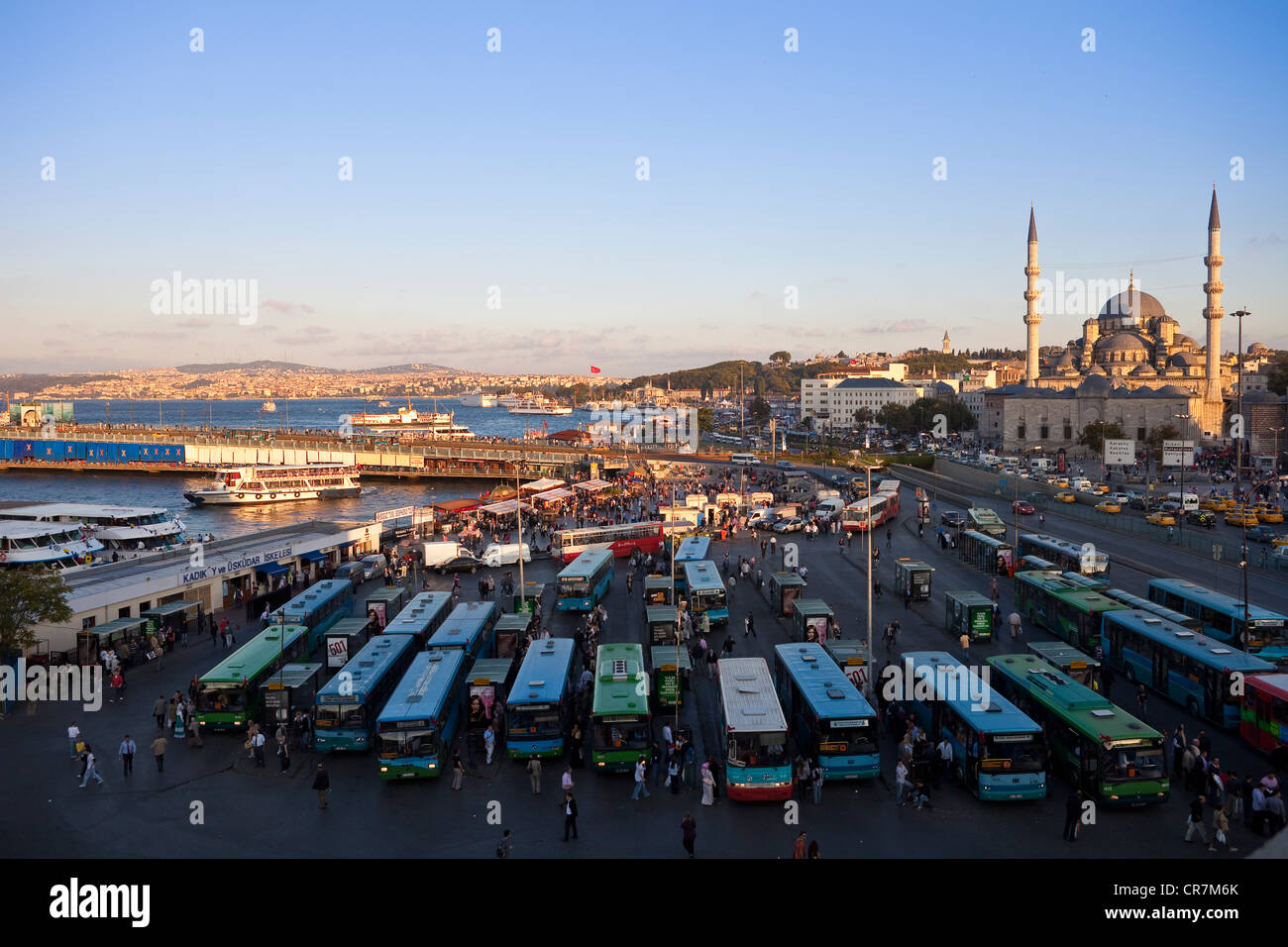 Turchia, Istanbul, centro storico Patrimonio Mondiale UNESCO, quartiere Eminonu, la stazione di autobus e la Yeni Cami (Nuova Moschea) in Foto Stock