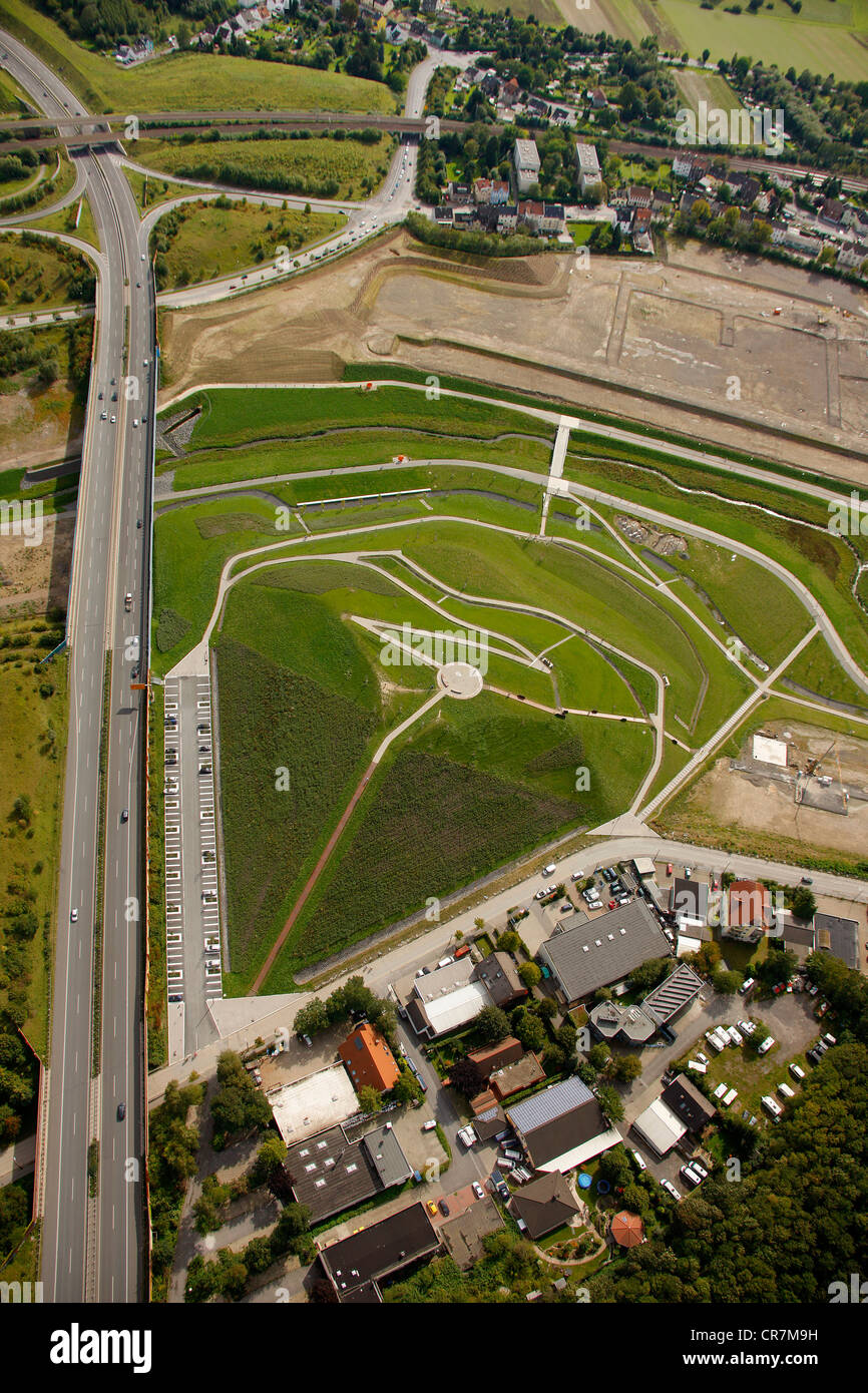 Vista aerea, bonifica di un ex discarica con un percorso che conduce a una vantage point over Phoenix-See, un lago artificiale Foto Stock