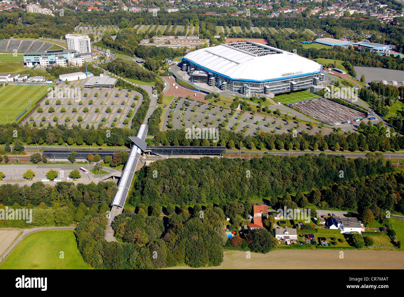 Vista aerea, le vele solari, stazione dei tram con pannelli solari sui tetti, Veltins Arena Gelsenkirchen, zona della Ruhr Foto Stock