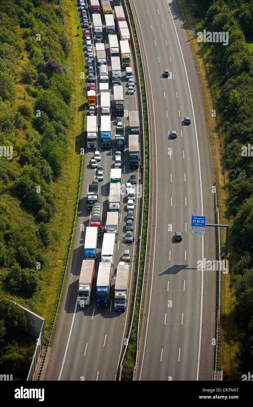 Vista aerea, ingorghi di traffico a causa di un incidente con un camion con conseguente chiusura dell'autostrada, Hamm, la zona della Ruhr Foto Stock