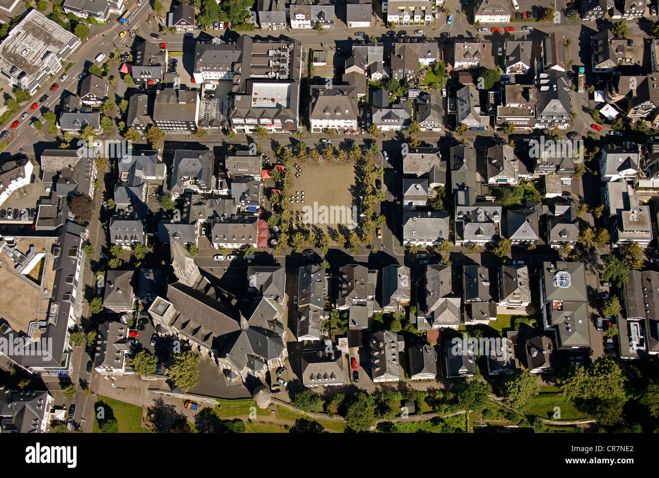 Vista aerea, centro storico della città con la Chiesa di San Martino e la torre delle streghe, Olpe, Sauerland, Renania settentrionale-Vestfalia Foto Stock