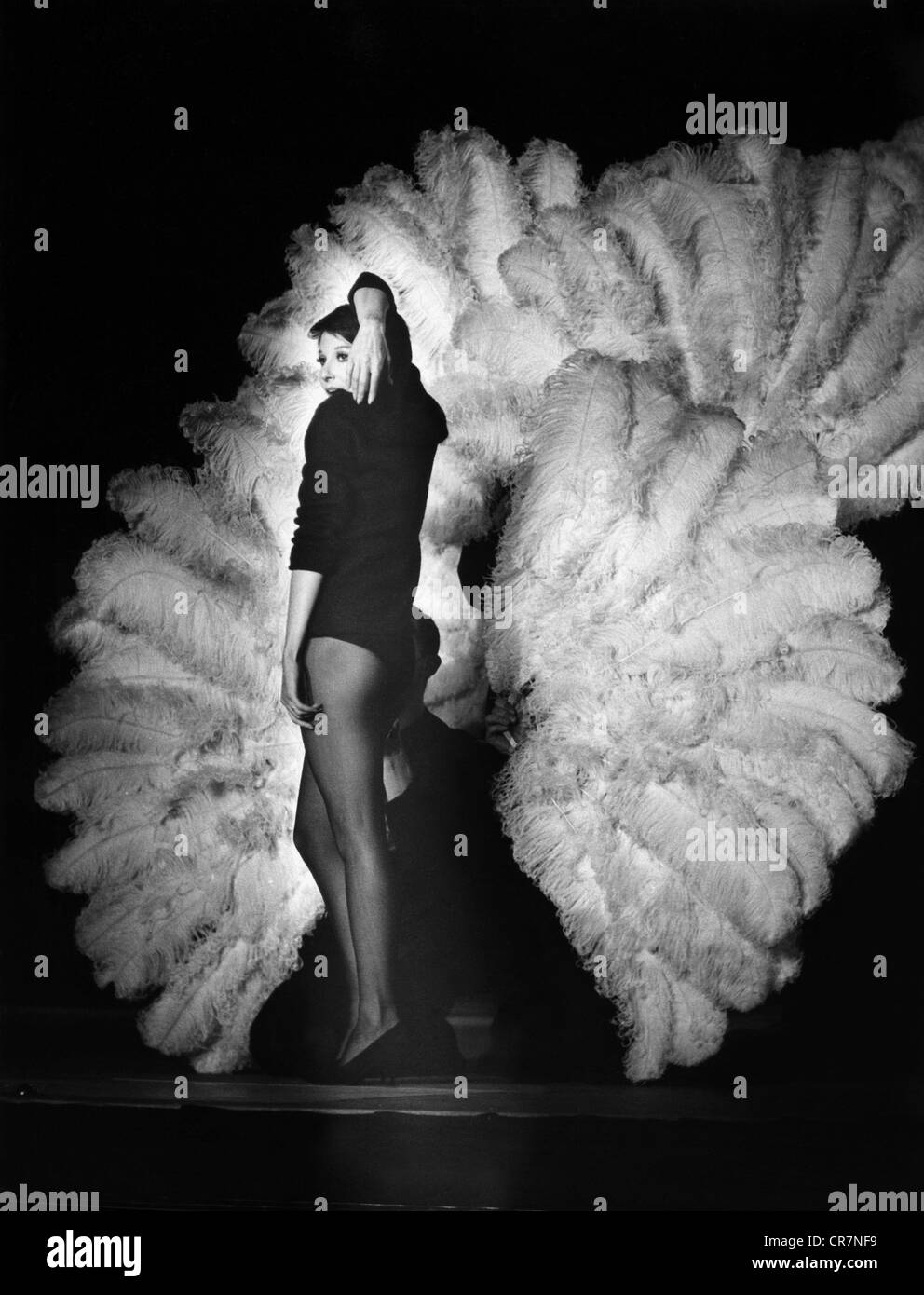 Jeanmaire, Zizi, * 29.4.1924, ballerino e cantante francese, a tutta lunghezza, allo spettacolo "Oh-la-Paris", Deutschlandhalle, Berlino, 26.9.1962, Foto Stock