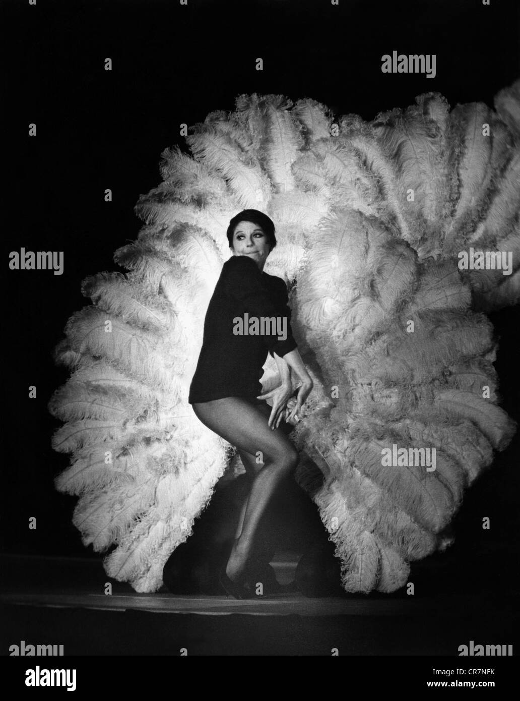 Jeanmaire, Zizi, * 29.4.1924, ballerino e cantante francese, a tutta lunghezza, allo spettacolo "Oh-la-Paris", Deutschlandhalle, Berlino, 26.9.1962, Foto Stock