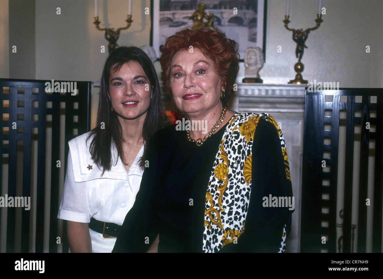 Müthel, Lola, 9.3.1919 - 11.12.2011, attrice tedesca, a mezza lunghezza e con Lisa Wolf, foto chiamata per ZDF serie 'Der rote Vogel', Monaco di Baviera, 14.4.1993, Foto Stock