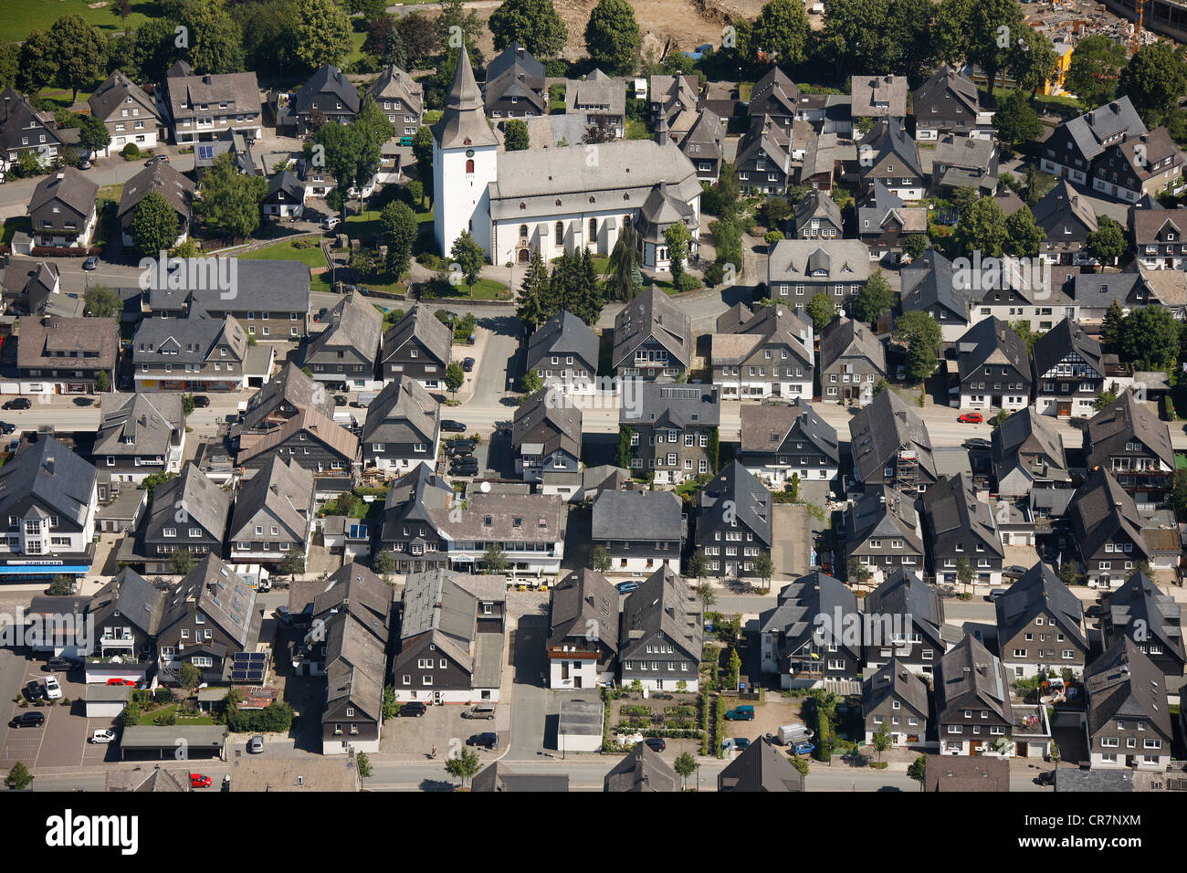 Vista aerea, St.Jakobus Chiesa Parrocchiale, ardesia-case dal tetto, Winterberg, Sauerland, Renania settentrionale-Vestfalia, Germania, Europa Foto Stock