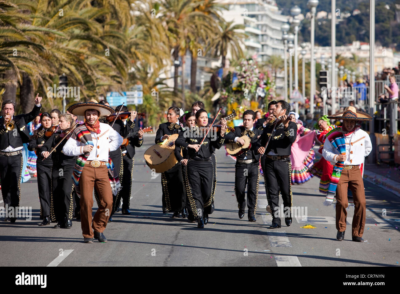 Francia Alpes Maritimes Carnevale di Nizza 2010 parade di fiori di Corso (con sfilata di carri allegorici decorati con fiori) Mariachi Foto Stock