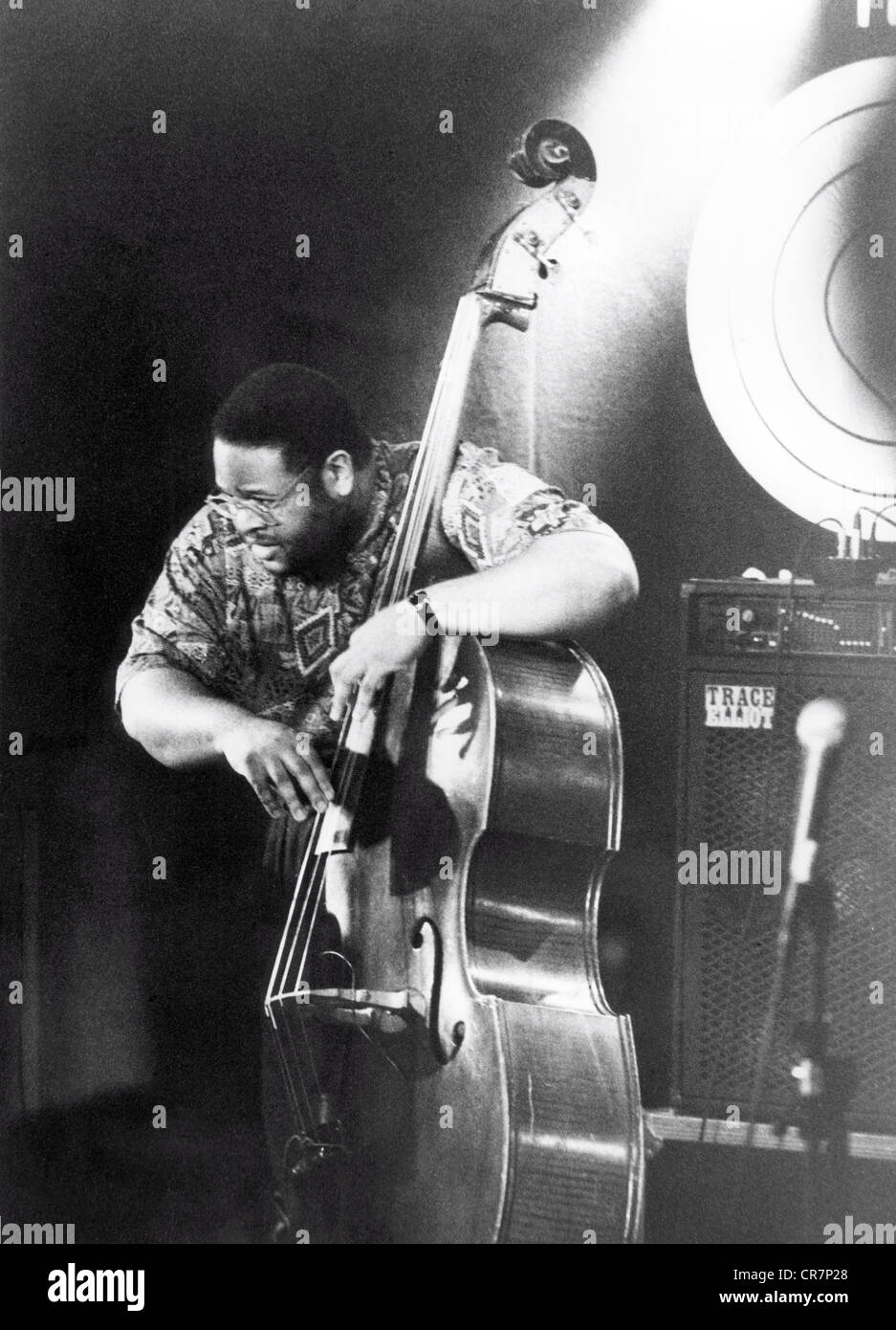 Dolphin, Dwayne, * 7.5.1963, musicista americano (jazz double bass player), half length, on stage, Jazz Festival, Montreux, 15.7.1992, 20th secolo, musicista jazz, strumento musicale, strumento, strumenti musicali, strumenti, bassi, contrabbasso, contrabbasso, contrabbasso, bassista, bassista, musica, suonare, fare musica, suonare musica, suonare musica, suonare musica, fare musica, suonare musica, musica, suonare, musica, musica, suonare, musica, musica, musica, musica, musica, musica, musica, musica, musica, musica fatta, musica suonata, riproduzione, riproduzione, standing, occhiali, occhiali, picking, pick, pluck, plucking, amplificatore, microfono, microfoni, , Foto Stock
