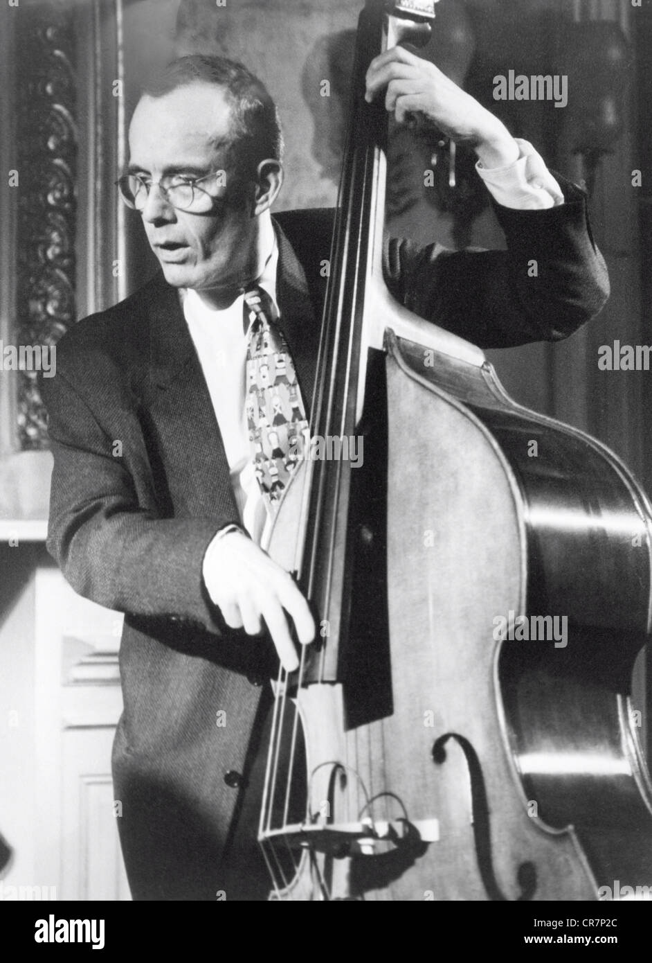 Leonhart, Jay, * 6.12.1940, musicista americano (bassista), half length, on stage, Heidelberg, 1997, 20th Century, musicista jazz, strumento musicale, strumento, strumenti musicali, strumenti, bassi, contrabbasso, contrabbasso, contrabbasso, bassista, bassista, musica, suonare, fare musica, fare musica, suonare, suonare musica, fare musica, suonare, suonare musica, suonare, suonare musica, suonare, suonare, suonare, suonare, suonare, suonare, suonare, suonare musica, suonare, suonare, suonare, suonare, suonare, suonare, suonare gioca, in piedi, occhiali, occhiali, cravat, cravatte, cravatte, cravatte, tuta, abiti, picking, pick, ruck, prucking, , Foto Stock