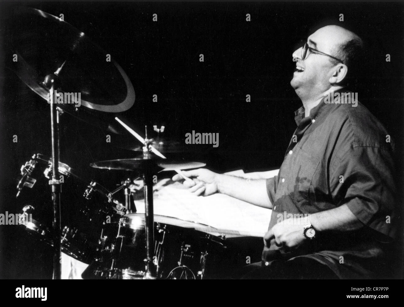 CASTELLUCCI, Bruno, * 10.1.1944, musicista belga (batterista jazz), a metà lunghezza, sul palco, Mannheim, 1996, 20th secolo, musicista jazz, strumento musicale, strumento, strumenti musicali, strumenti, percussioni, percussioni, batterista, batteria, percussionista, percussionista, batteria, cembalo, piatti, batteria, batteria, batteria, musica, musica, musica, musica, musica, musica, musica, musica, musica, musica, musica, musica, musica, musica, musica, musica, musica, musica, musica, musica, musica, musica, musica, musica, musica, musica, musica musica, riproduzione, gioco, batteria, thrum, batteria, thrumming, spit, occhiali, occhiali, occhiali, camicia, magliette, , Foto Stock
