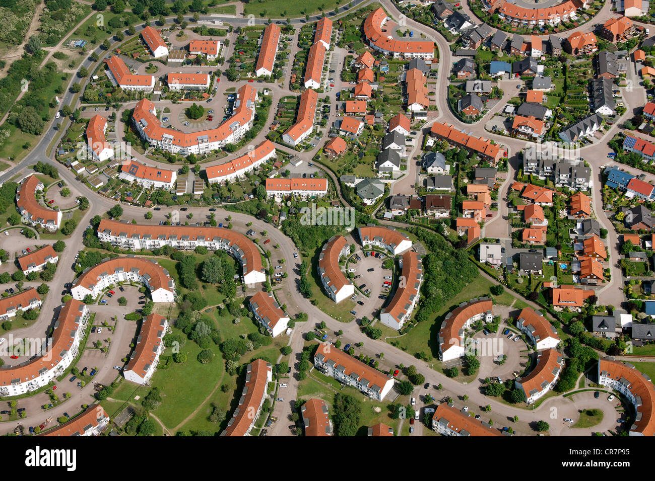 Vista aerea, una città costruita per alloggiare gli operai della fabbrica di automobili Volkswagen Plant, Autostadt, Wolfsburg, Bassa Sassonia Foto Stock