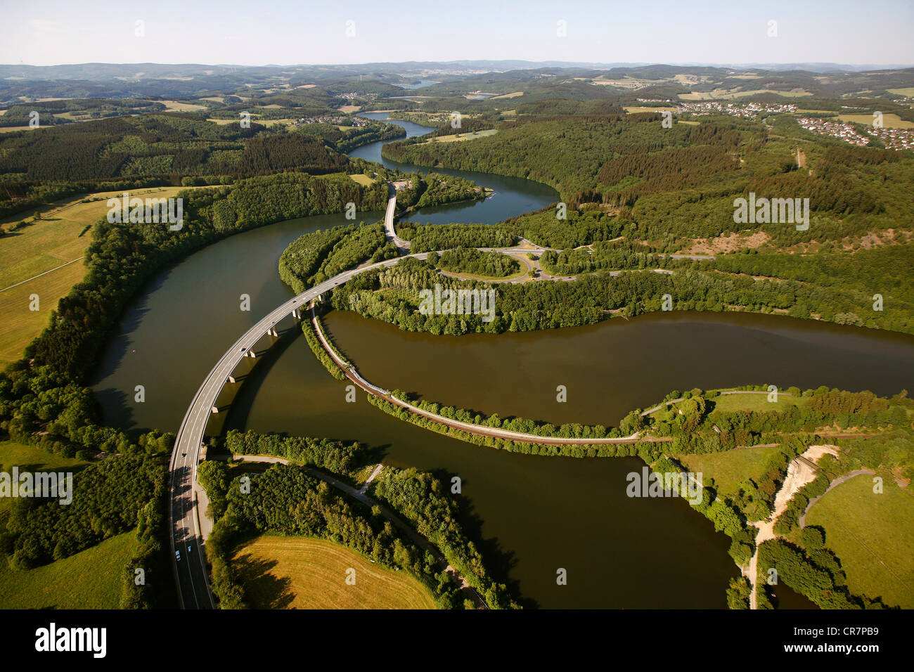 Vista aerea, Bigge serbatoio, Biggetal Dam, expressway, Kreis Olpe distretto, Sauerland, Renania settentrionale-Vestfalia, Germania, Europa Foto Stock