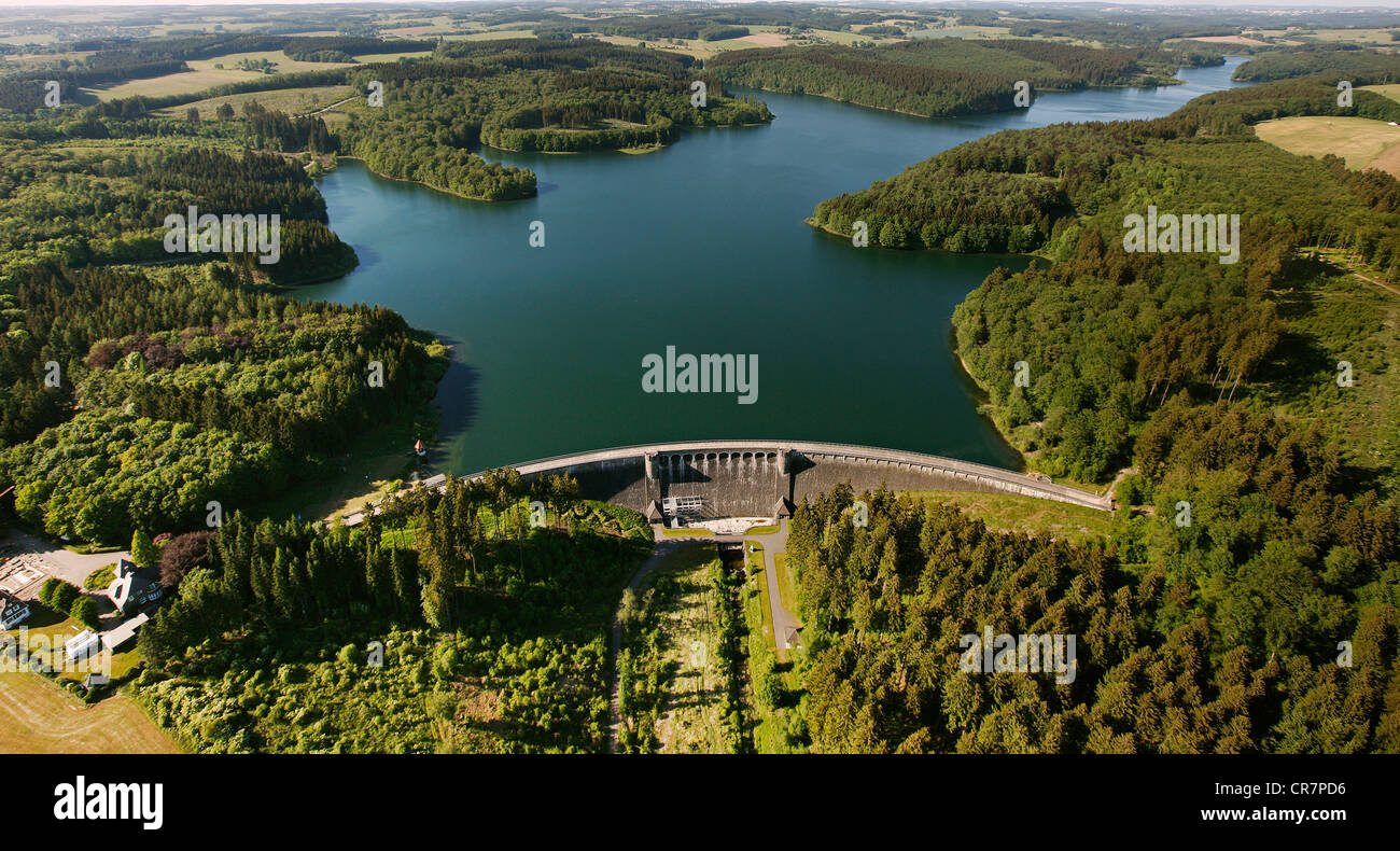 Vista aerea, Kerspetalsperre dam, Kierspe, area di Sauerland, Maerkischer Kreis distretto, Renania settentrionale-Vestfalia, Germania, Europa Foto Stock