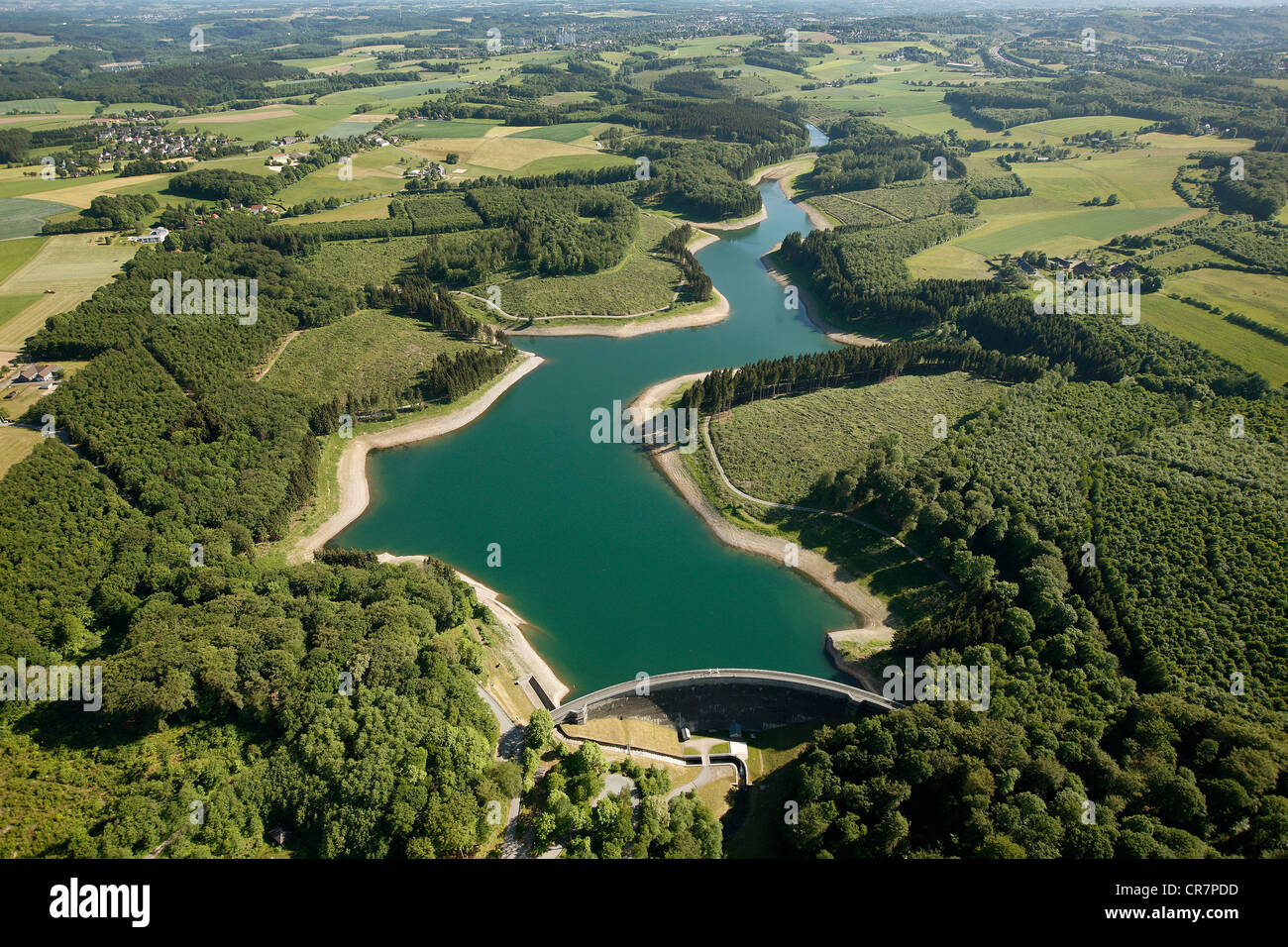 Vista aerea, Herbringhauser Talsperre dam, Herbringhauser Bach creek, Bergisches Land regione Renania settentrionale-Vestfalia Foto Stock
