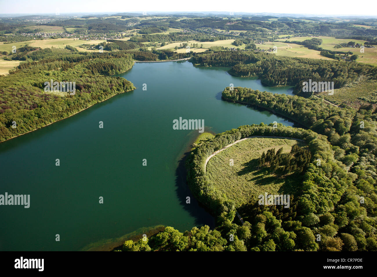 Vista aerea, Kerspetalsperre dam, Kierspe, area di Sauerland, Maerkischer Kreis distretto, Renania settentrionale-Vestfalia, Germania, Europa Foto Stock
