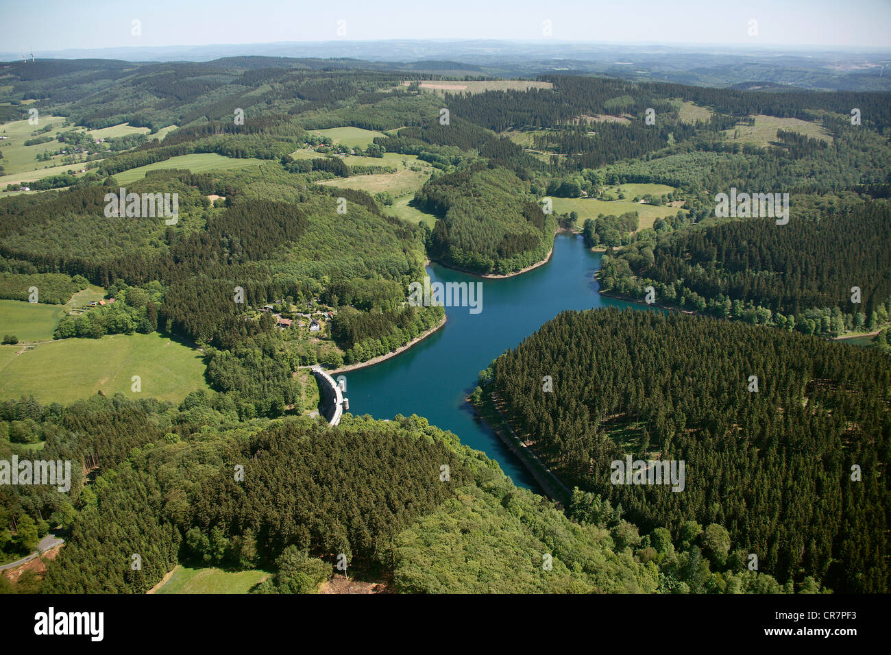 Vista aerea, Fuerwiggetal Dam, Maerkischer Kreis distretto, Sauerland, Renania settentrionale-Vestfalia, Germania, Europa Foto Stock