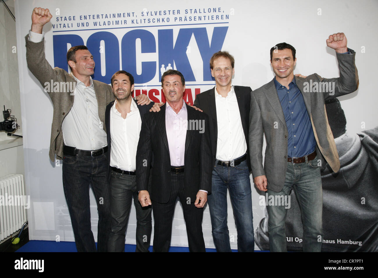 Stallone, Sylvester, * 6.7.1946, attore americano, mezza lunghezza, foto di gruppo con vitali e Wladimir Klitschko, presentando il musical "Rocky - Fight from the Heart", Amburgo, Germania, 20.11.2011, , Foto Stock