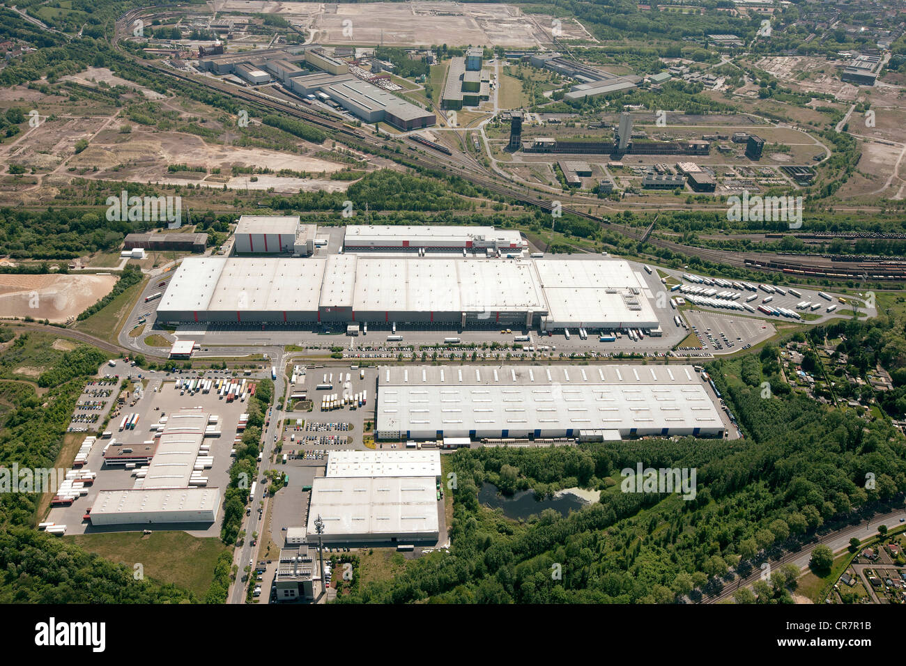 Vista aerea, Kaufland Logistik Eving Logistik-Park Westfalenhuette parco logistico, con aree di compensazione delle discariche ex Foto Stock