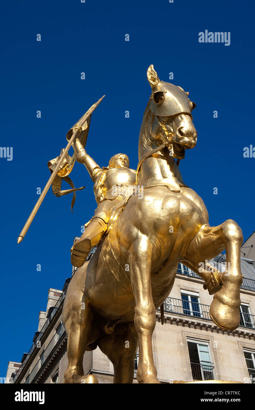 Francia, Parigi, Place des Pyramides, statua equestre di Joan Arc da Emmanuel Fremiet e la facciata dell'Hotel Regina Foto Stock