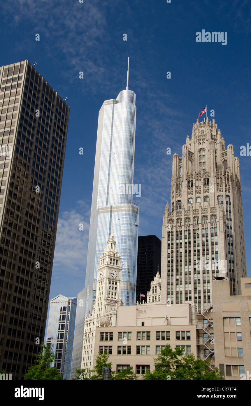 Illinois, Chicago. magnifico miler skyline della città con punto di riferimento il neo-gotico tribune tower building a casa per il Chicago Tribune. Foto Stock