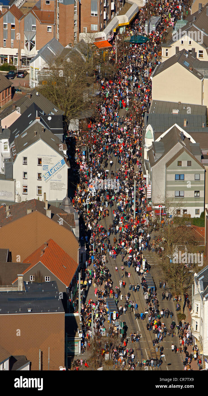 Vista aerea, strada di carnevale, sfilata di carnevale, Bochum-Linden, Bochum, Ruhrgebiet regione Renania settentrionale-Vestfalia Foto Stock