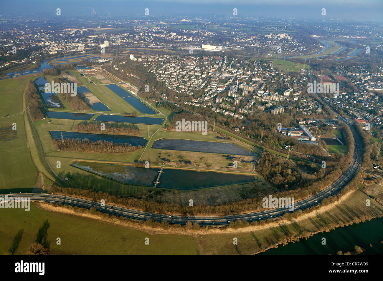 Vista aerea, Ruhr chiarificatore, la gestione delle acque, Gelsenwasser company, Ueberruhr district, Essen, Ruhrgebiet regione Foto Stock