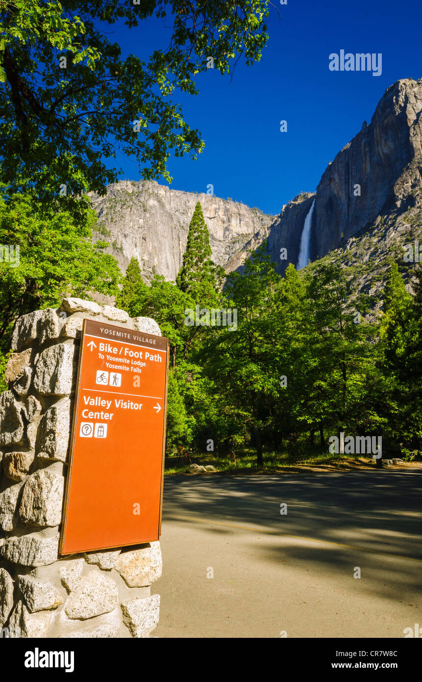 Il Villaggio di Yosemite firmare sotto Yosemite Falls, Yosemite National Park, California USA Foto Stock