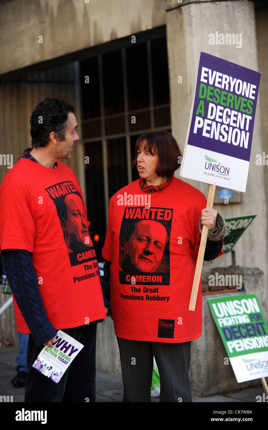 I lavoratori del settore pubblico di prendere parte ad una giornata di sciopero per difendere i loro diritti a pensione picket al di fuori di Hove Town Hall Foto Stock