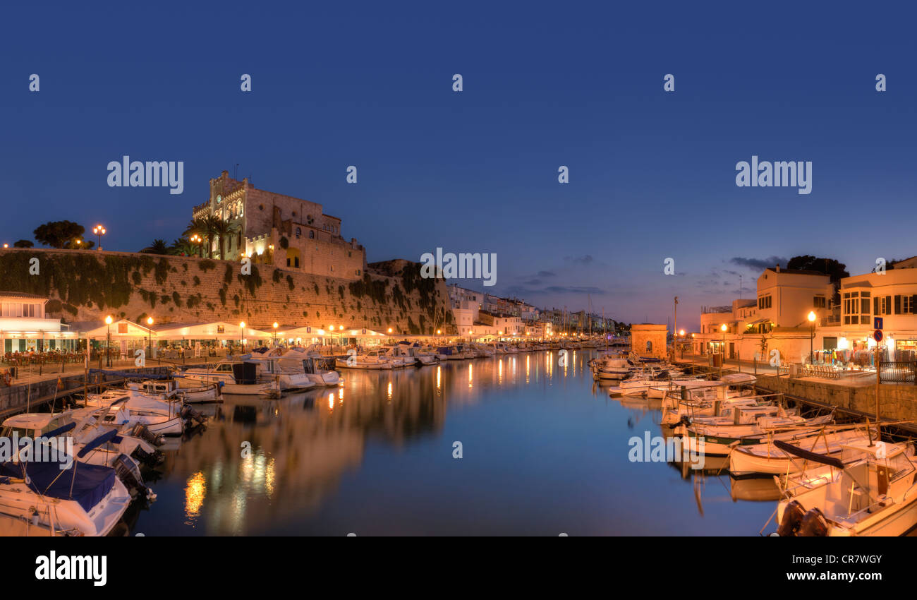 Isole Baleari Spagna, Menorca, Ciutadella, storico Porto Vecchio e il centro della città vecchia Foto Stock