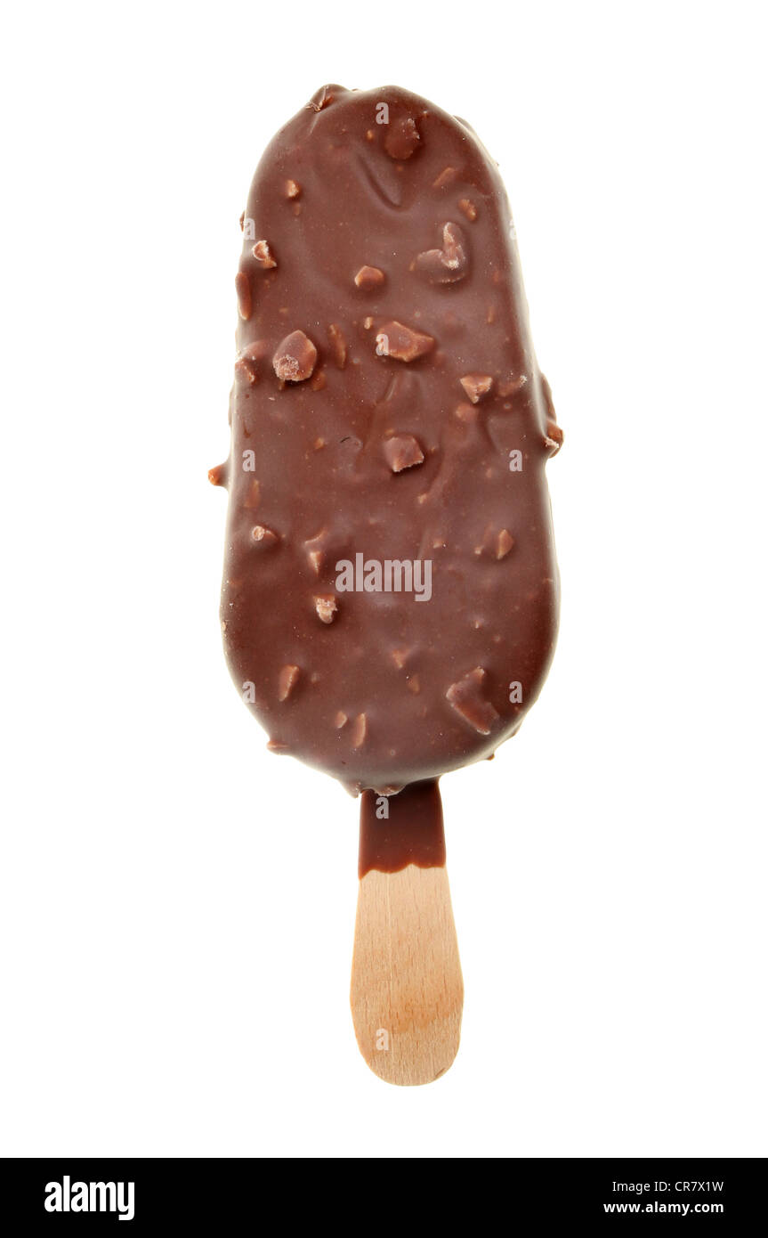 Gelato al cioccolato per lecca-lecca con pezzi di menta isolata contro bianco Foto Stock