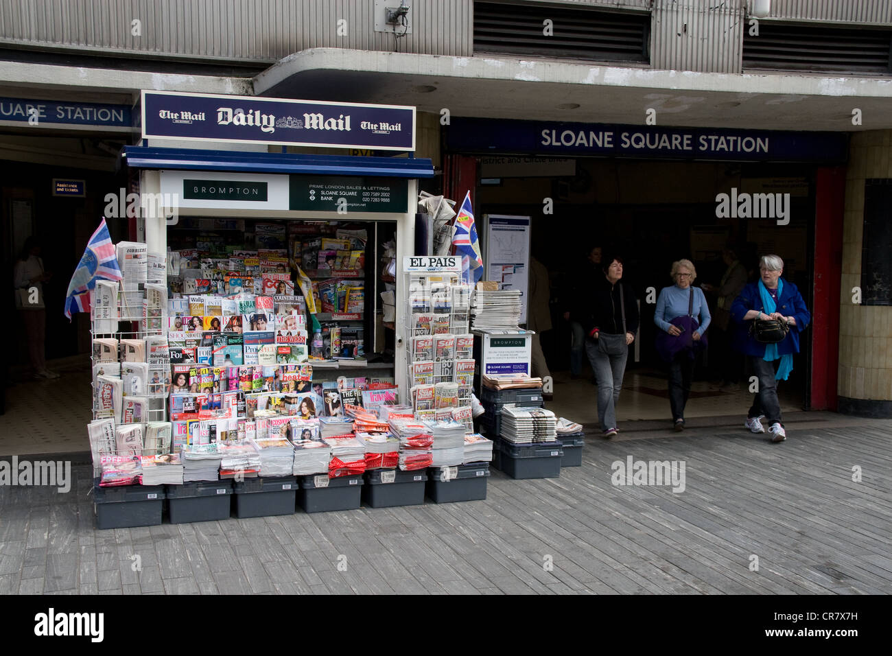 News stand viaggiatori donne stazione di tubo di ingresso Foto Stock