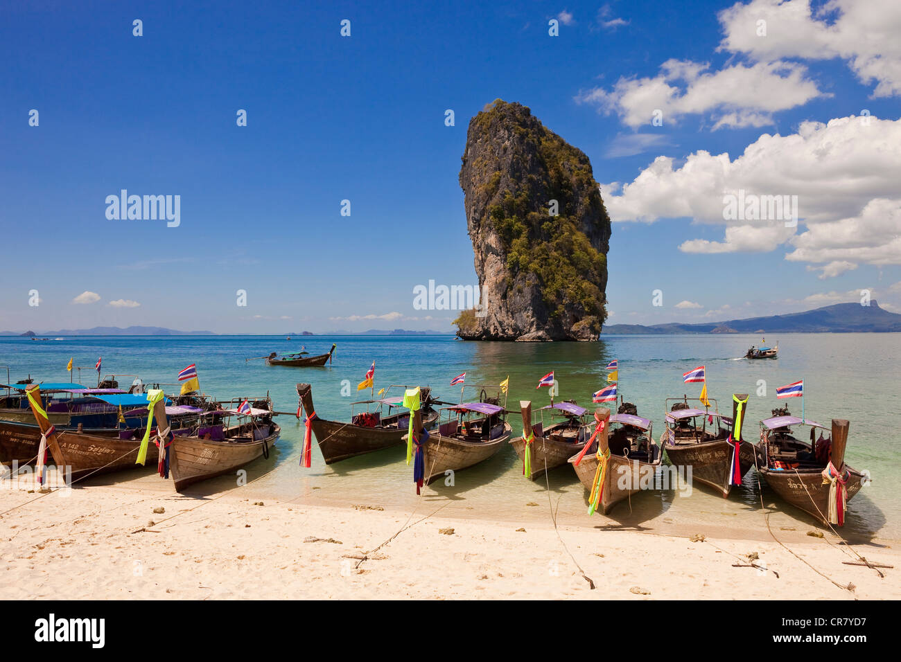 Thailandia, provincia di Krabi, off Railay accessibile tramite la barca dalla coda lunga, l'isola di Ko Poda Foto Stock