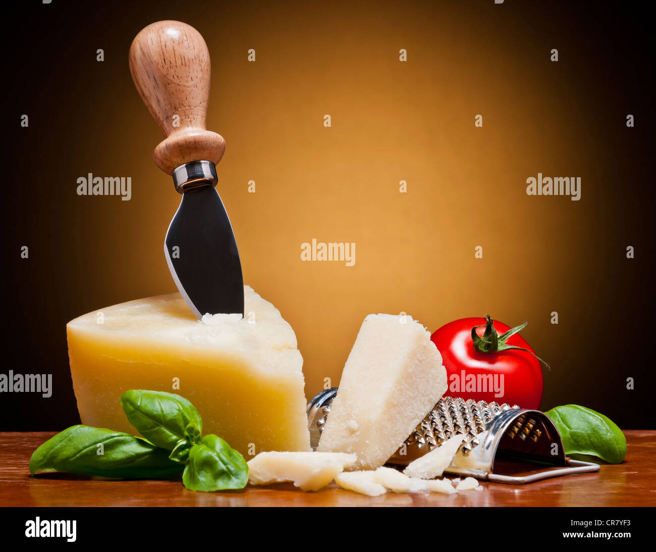 Ancora vita con parmigiano formaggio italiano, basilico e pomodoro Foto Stock