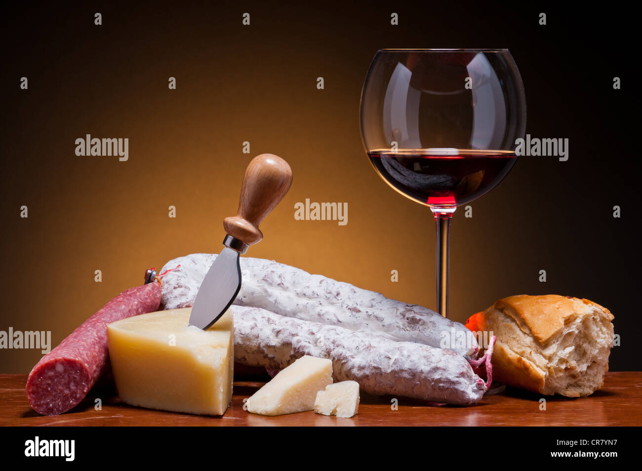 Salumi, formaggi e vino rosso Foto Stock
