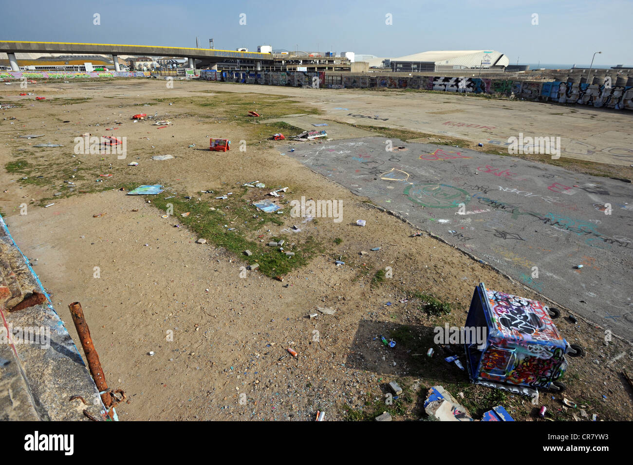 Black Rock sottosviluppato wasteland vicino a Brighton Marina, è utilizzato per essere a casa per il Lido ma è ora utilizzato come un muro di graffiti Foto Stock