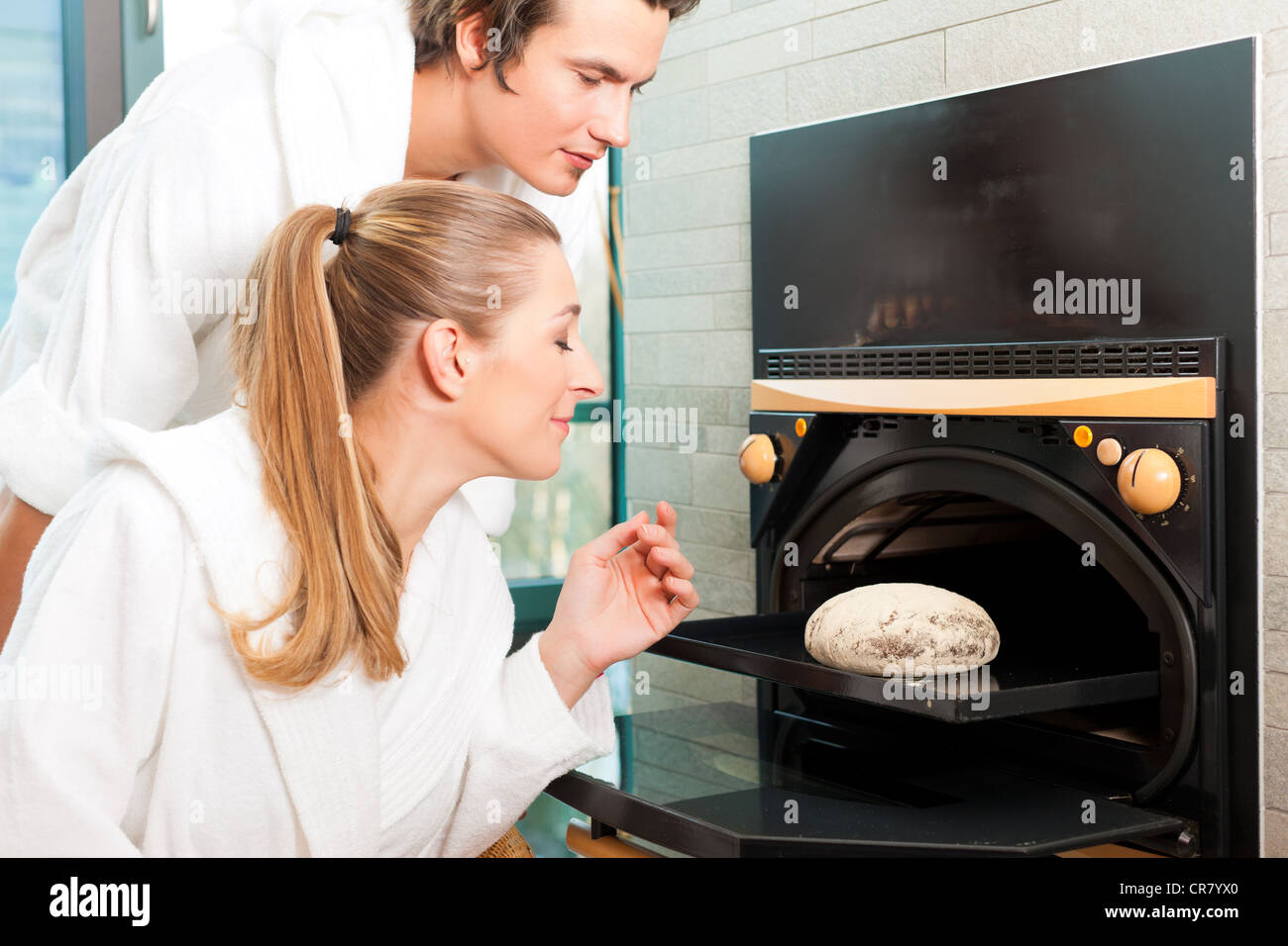 L uomo e la donna in un pane sauna, il sapore del pane fresco è di attivare le endorfine Foto Stock