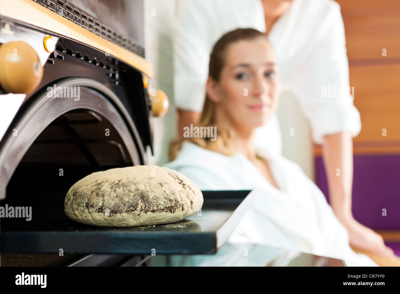 L uomo e la donna in un pane sauna, il sapore del pane fresco è di attivare le endorfine Foto Stock