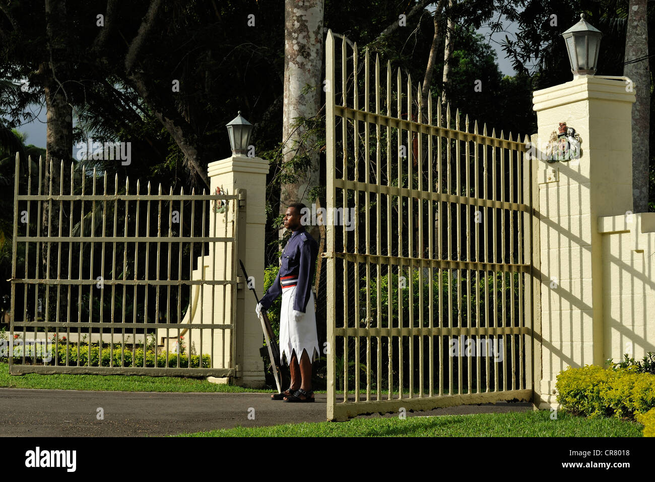 La polizia guardia fuori dagli edifici governativi, Suva. Indossando moderno abito nazionale, la sula (sulu). Isole Figi, Foto Stock