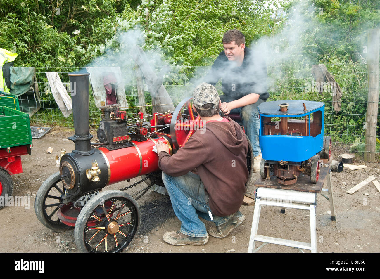 Cornovaglia, England, Regno Unito - Royal Cornwall Show, teens presentando in miniatura di motori a vapore. Foto Stock