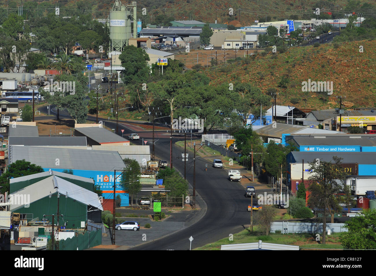 Australia, Territorio del Nord, Rosso, centro città di Alice Springs e West MAc Donnell gamme Parco Nazionale vista dall'Anzac Hill Foto Stock