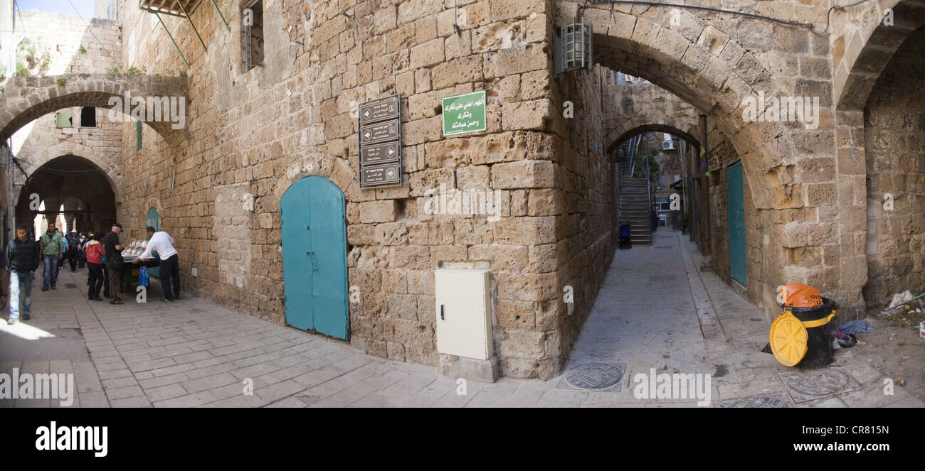Strada panoramica scena dentro la città vecchia di Acri, Israele Foto Stock