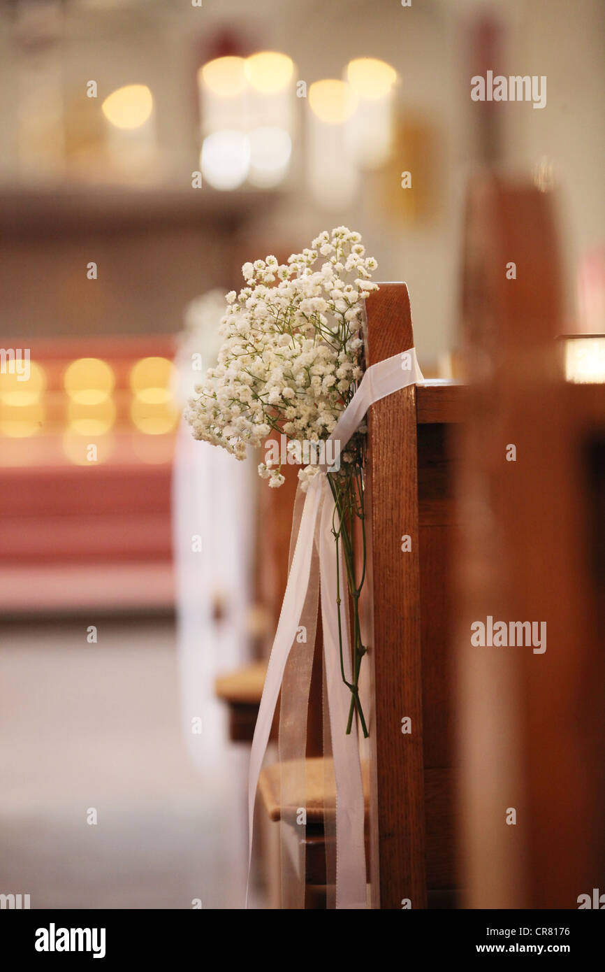 Composizioni Floreali Decorazioni In Una Chiesa Per Un Matrimonio Chiesa Foto Stock Alamy