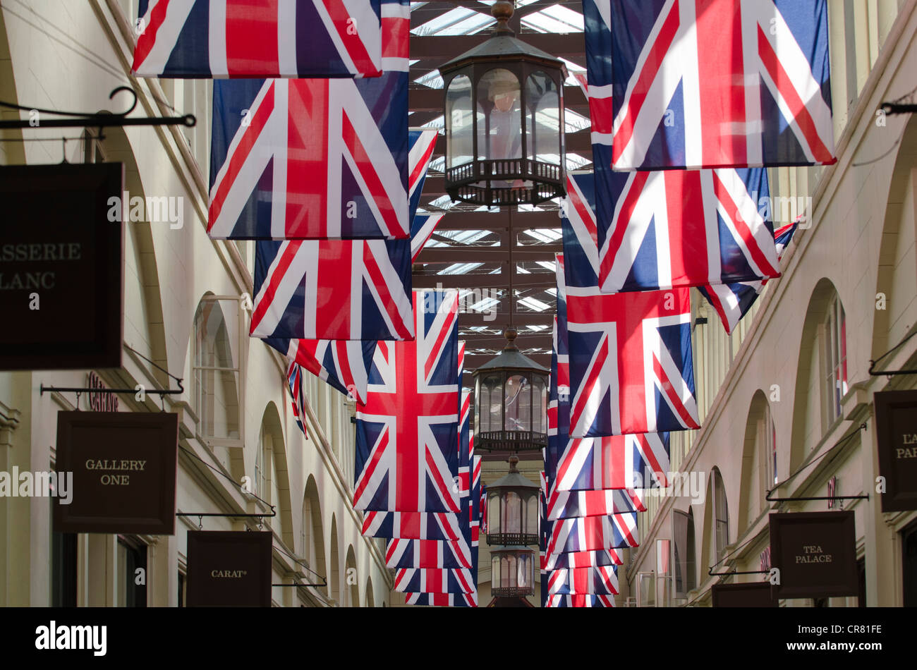 Unione bandiere pendenti da Covent Garden coperto da soffitto di mercato . Westminster, London Regno Unito Foto Stock