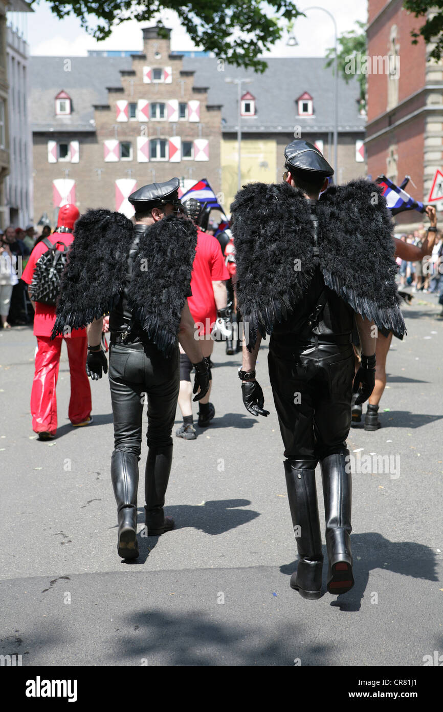Uomini vestiti come angeli nero, Christopher Street Day a Colonia, nella Renania settentrionale-Vestfalia, Germania, Europa Foto Stock