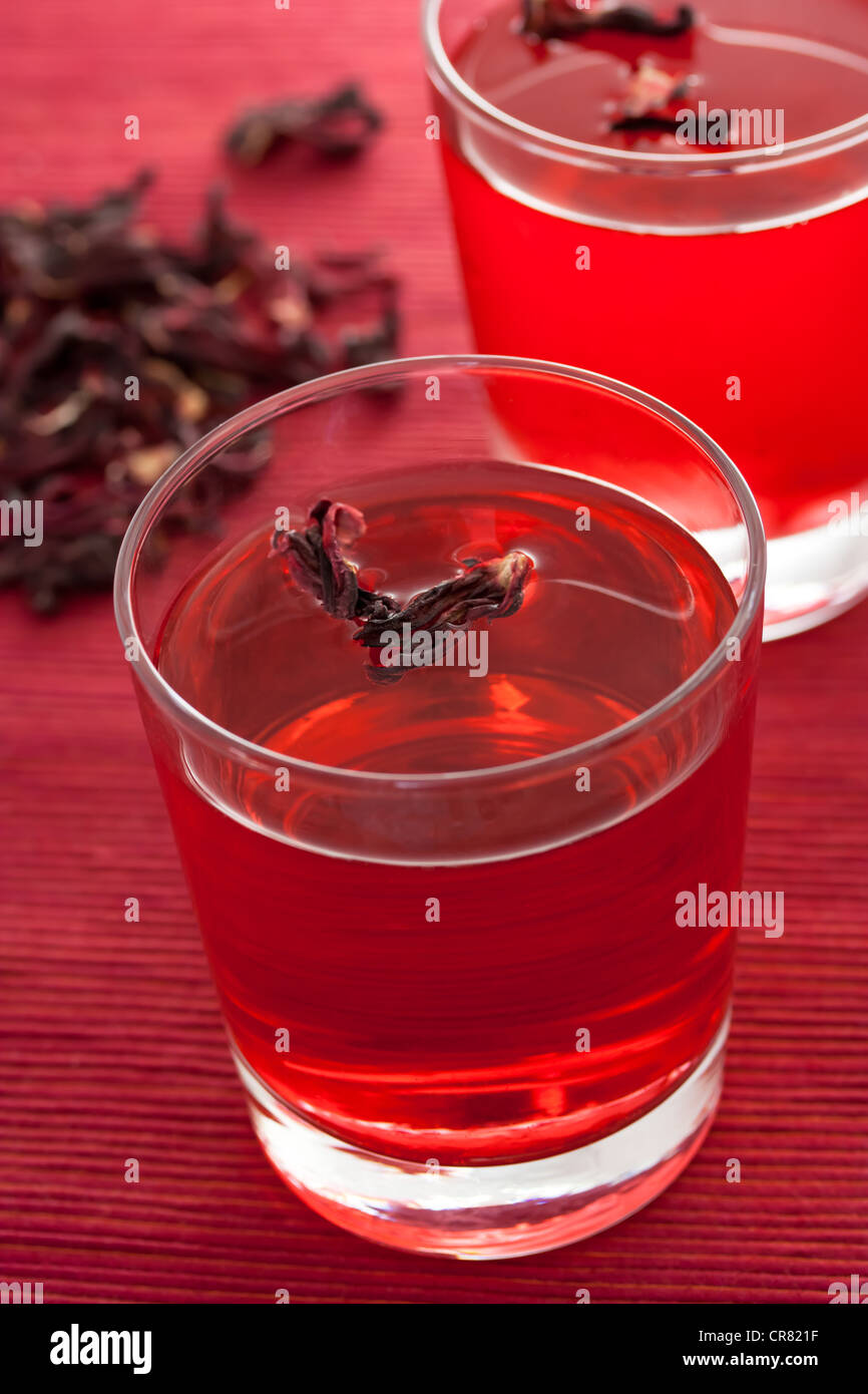 Hibiscus tisana in tazza di vetro Foto Stock