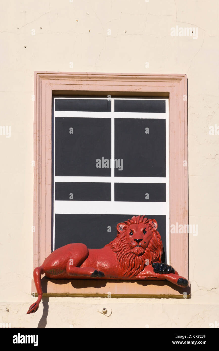 Red Lion figura in una falsa finestra del Red Lion Hotel, London Street, Basingstoke, Hampshire, Inghilterra, Regno Unito, Europa Foto Stock