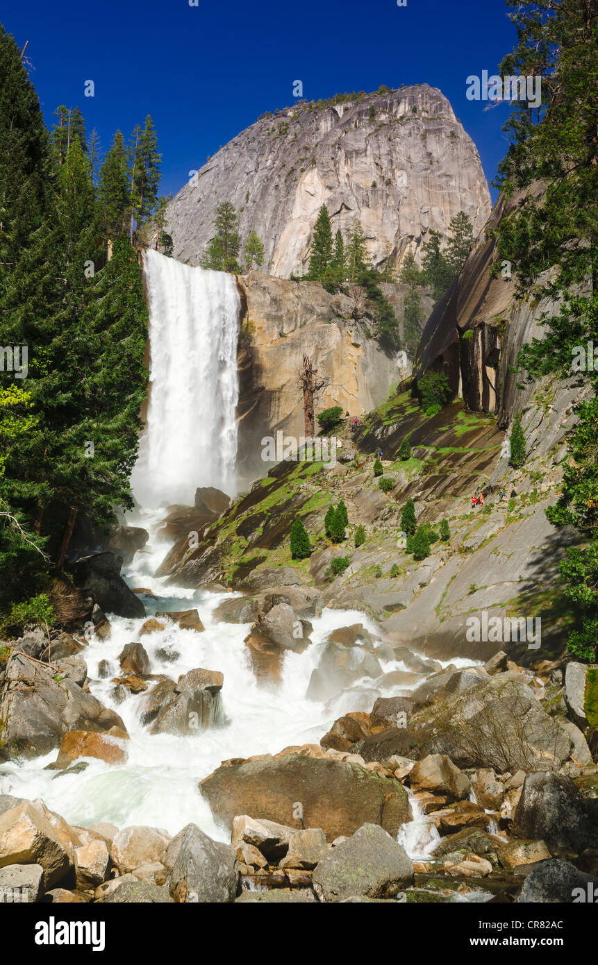 Primaverile cade e gli escursionisti sul sentiero di nebbia, Yosemite National Park, California USA Foto Stock