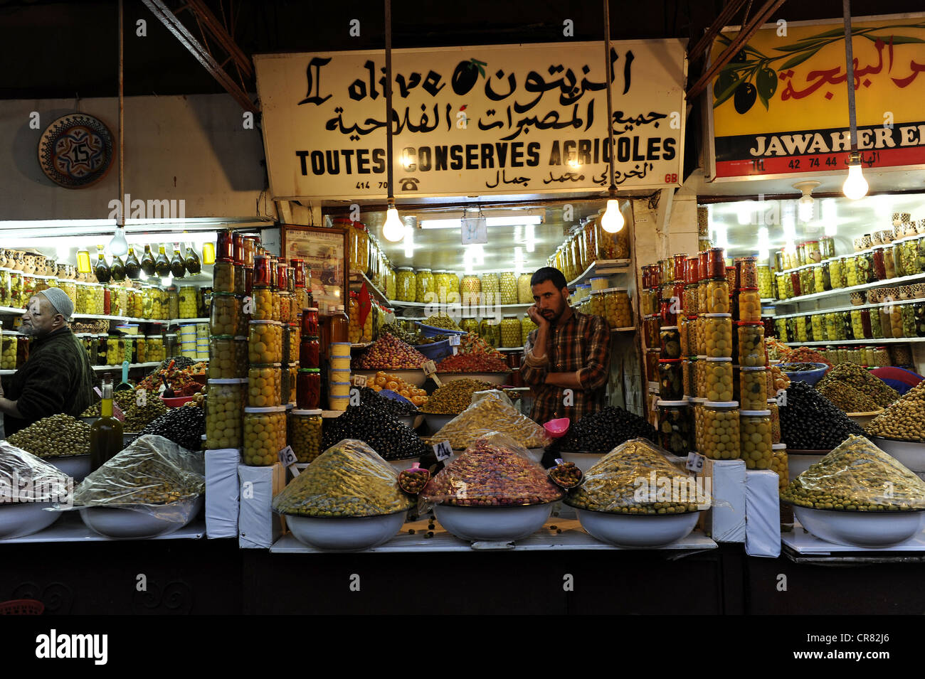 Stallo con olive e conserve, Jemaa El Fnaa, Sito Patrimonio Mondiale dell'UNESCO, Marrakech, Marocco, Magreb Foto Stock