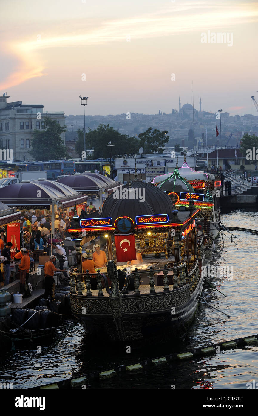 Floating ristoranti di pesce, crepuscolo, Eminoenue distretto, Golden Horn Bay, Halic, Istanbul, Turchia Foto Stock