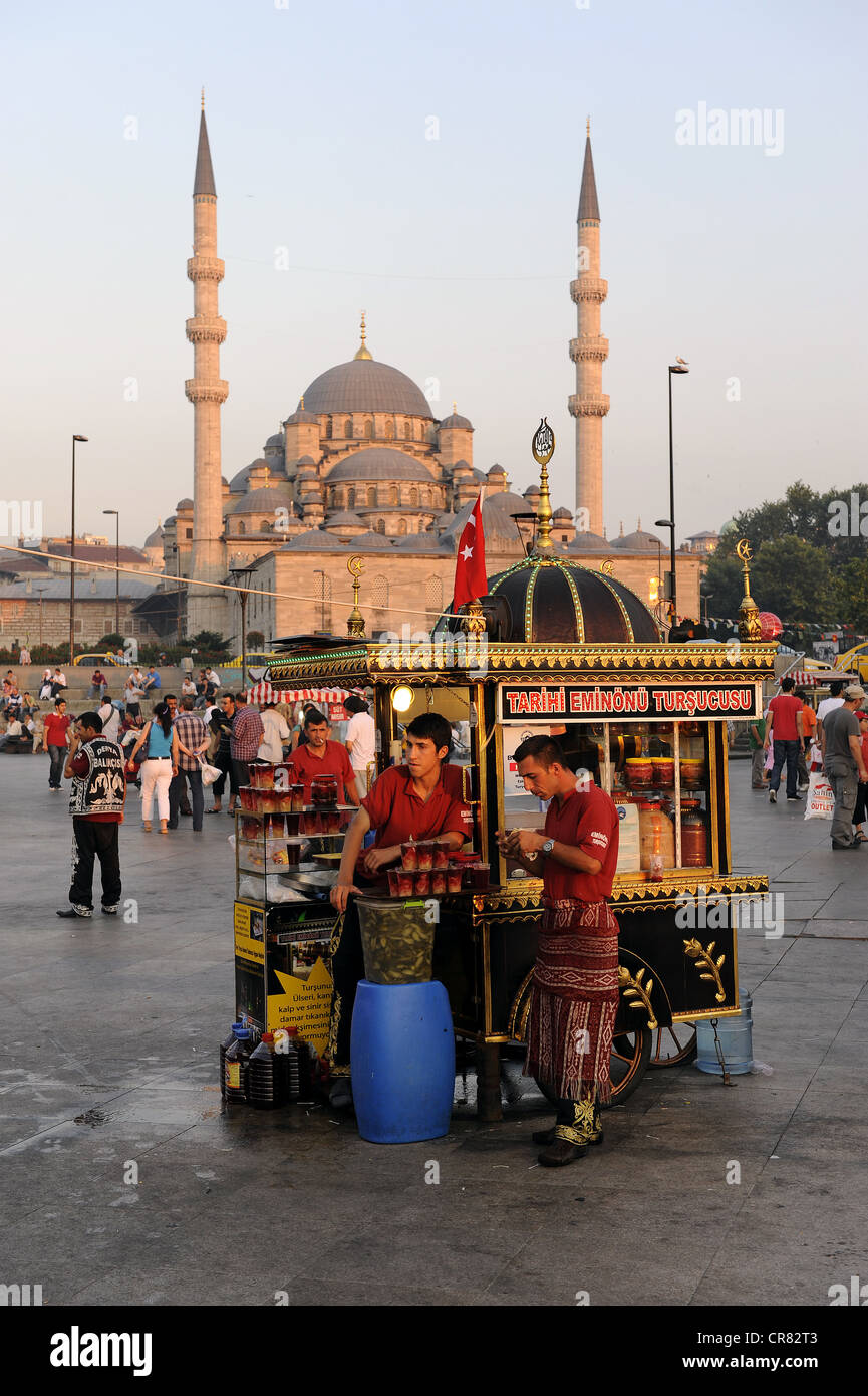 Pressione di stallo di cibo di fronte Yeni Camii la moschea nuova o Moschea del Sultano valido?, Eminoenue district, Istanbul, Turchia Foto Stock