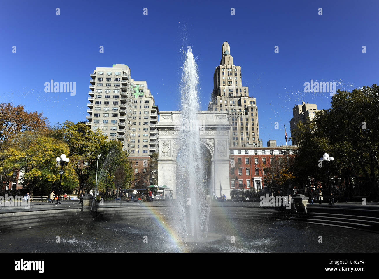 Fontana centrale e Washington Square Arch in Washington Square Park, Greenwich Village, Manhattan, New York New York Foto Stock